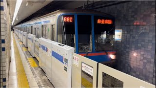 都営6300形6337編成が御成門駅1番線を発車するシーン（89T）2022.12.15