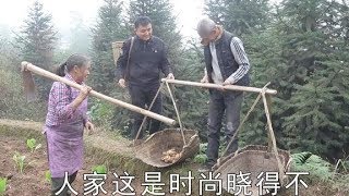 农村四哥：王四老妈嫌弃老爸裤子破2个洞，徐三娃说这是时尚，三个人都笑了