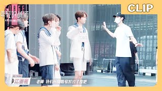 Wang Yibo was very serious in directing the Boyhood stage performance live!