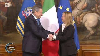 Il passaggio della campanella tra Draghi e Meloni - Porta a porta  24/10/2022