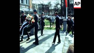 SYND 30 3 76 EGYPTIAN PRESIDENT ANWAR EL SADAT LAYS WREATH AT MEMORIAL IN BONN