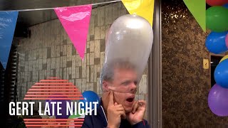James Cooke test rekbaarheid condooms | Gert Late Night Lockdown: dag 32