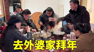 冬宝去外婆家拜年，山珍海味备了一大桌，大口吃肉大口喝酒，太热闹了【湘西冬宝】