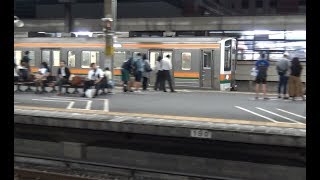 ヘッドライトとパンタグラフだけ見える夜の静岡駅を超高速で通過していく東海道新幹線上りN700系と到着する東海道本線下り211系