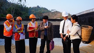 Kindness: Single mother helps homeless elderly woman without a home in 6°C weather.