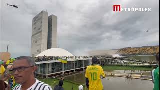 Momento em que tropa de choque dispersa terroristas de cima do Congresso Nacional