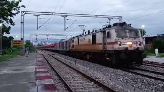 22976 Bandra Terminus SF exp skip pantnagar railway station #train #trainloverhy #railfans #bareilly