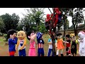 badut menolong spiderman turun dari pohon