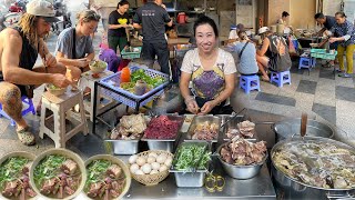 Khách Tây ăn tô Phở Việt vỉa hè trên ghé nhựa KHÔNG có Bàn giá bình dân chất lượng như quán sang