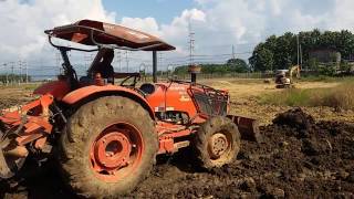 KUBOTA M7040 ดันดินเหนียว แถวบ้านใช้แต่ฟอร์ดกันจะเจอคูโบต้าซักคันนี่หายากจริงๆ