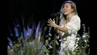 Miley Cyrus performing Malibu on The Voice finale