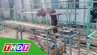 Cà Mau: Bé trai trèo lên sân khấu lô tô bị điện giật t-ử vong | THDT