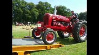 De Grebbetrekkers met een MC Cormick oldtimer op de evenwichtsbalk