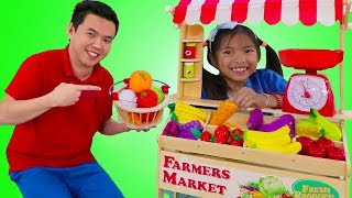 Wendy Pretend Play with Farmers Market Food Stand Toy Selling Fruits & Veggies