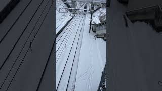 特急あずさがみどり湖駅を高速で通過する