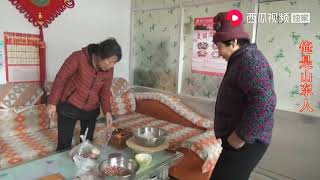 俺是山东人：婆婆来串门大娘准备包饺子，大爷为啥不在家？老两口拌嘴了吧