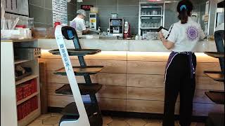 Роботы - официанты. Пицца хат. Санья. Китай.  Robot waiters. Pizza hut. Sanya. China.