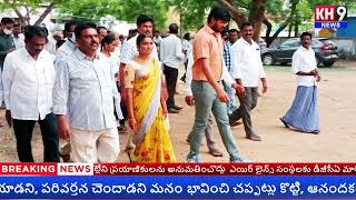 ప్రజలతో సమస్యలు అడిగి తెలుసుకుంటున్న జిల్లా కలెక్టర్ వి పి  గౌతమ్