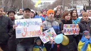 Ucraina: a Mariupol centinaia in piazza per dire no alla Russia