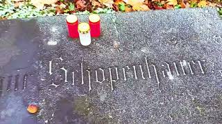 Das bescheidene Grab des großen Philosophen Arthur Schopenhauer auf dem Friedhof Frankfurt am Main