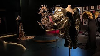 Elsa Schiaparelli: the "shocking" designs at the Paris exhibition