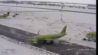 Airbus A320 skidding on a snowy taxiway at Tolmachevo Airport, Siberia, Russia