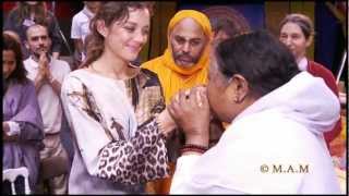 Marion Cotillard \u0026 Amma - Sri Mata Amritanandamayi Devi