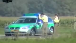 Őrült motoros 300km/h - val a német autópálya rendőrség mellett...