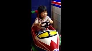 2012 坐車車，吃口香糖，happy kid