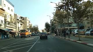 בין כה וכה יש פקק ברקע • תנו להם לעבור גם אם אתם צודקים