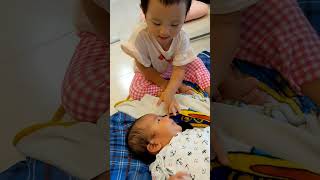 【1歳8ヶ月】【生後一ヶ月】弟の顔を使って学習する女の子 / She used her brother to learn body parts #shorts #クォーター #子育て #育児 #1歳