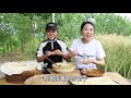 qiumei and her sister make steamed dumplings today with sichuan red oil dipped in water