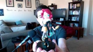 Unboxing the Transistor Collectible Figure from Supergiant Games