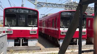 京急線金沢八景駅手前の踏切前の車庫車止めに停車中の、普通浦賀行き1500形1565、普通1500形1569！金沢八景駅へ下りエアポート急行新逗子行き1500形1577、1580編成の電車が、走行中！