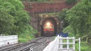 Monsoon Konkan Railway : 12618 Mangala Lakshadweep Superfast Express Taken Over Panval Viaduct!!