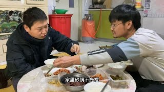 东北农村猫冬生活，邻居大哥家杀年猪，给我送来肉我买酒【东北鸭蛋说白了】