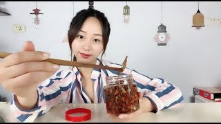 妹子试吃湖南特产“香辣毛毛鱼”，用这个当下饭菜，我能吃两碗！