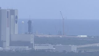 SpaceX stacks tower for Starship launch pad in Florida