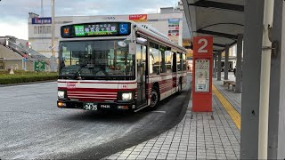 小田急バス9453号車ジェイバス　新08系統平尾団地経由新百合ヶ丘行きとして若葉台駅前バス停を発車するシーン