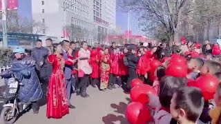 幼儿园老师结婚小朋友们唱歌祝福：事前完全不知情，觉得很感动