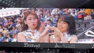 ＜2017.6.8広島戦＞ファイターズガールの畠山茉央さんと三田部妟奈さんによる「ハートカメラ」のお手本披露