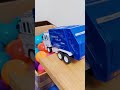 おもちゃのゴミ収集車を走らせよう！drive a toy garbage truck トミカ tomica toycar cartoys shorts ごみ収集車