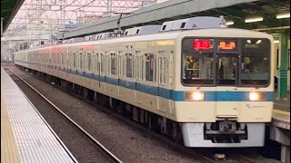 小田急8000形8262＋8062編成が通過するシーン