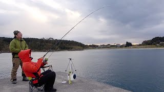 寒空の下、遠くの海へ餌を投げ込んでみると何が釣れる？