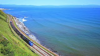 函館本線の落部を行くキハ２８１系と貨物列車