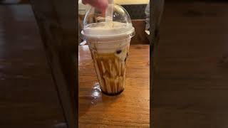 아이스 흑당밀크티 난 저 흘러내리는 흑당모습이 너무 좋아🤤 Black sugar milk tea