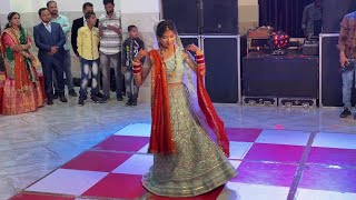 Beautiful Dance Performance by Bride in Wedding Reception Party - Apne Piya Pe Vari