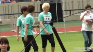 (fancam)110827 Minho Cling onto Eunhyuk @ Idol sports