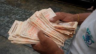 Venezuela : face à l'hyperinflation, la monnaie allégée de six zéros