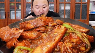 The supermarket bought some beans  and A Qiang made stewed spareribs in an iron pot. The meat was s